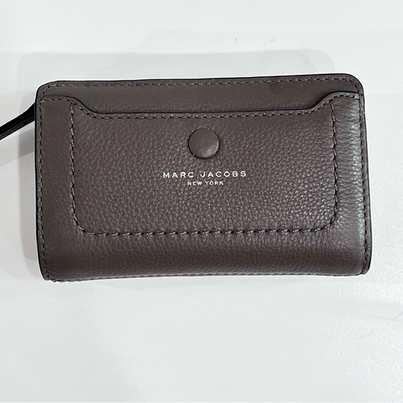 Marc Jacobs Leather Wallet in Taupe EUC - Picture 1 of 12
